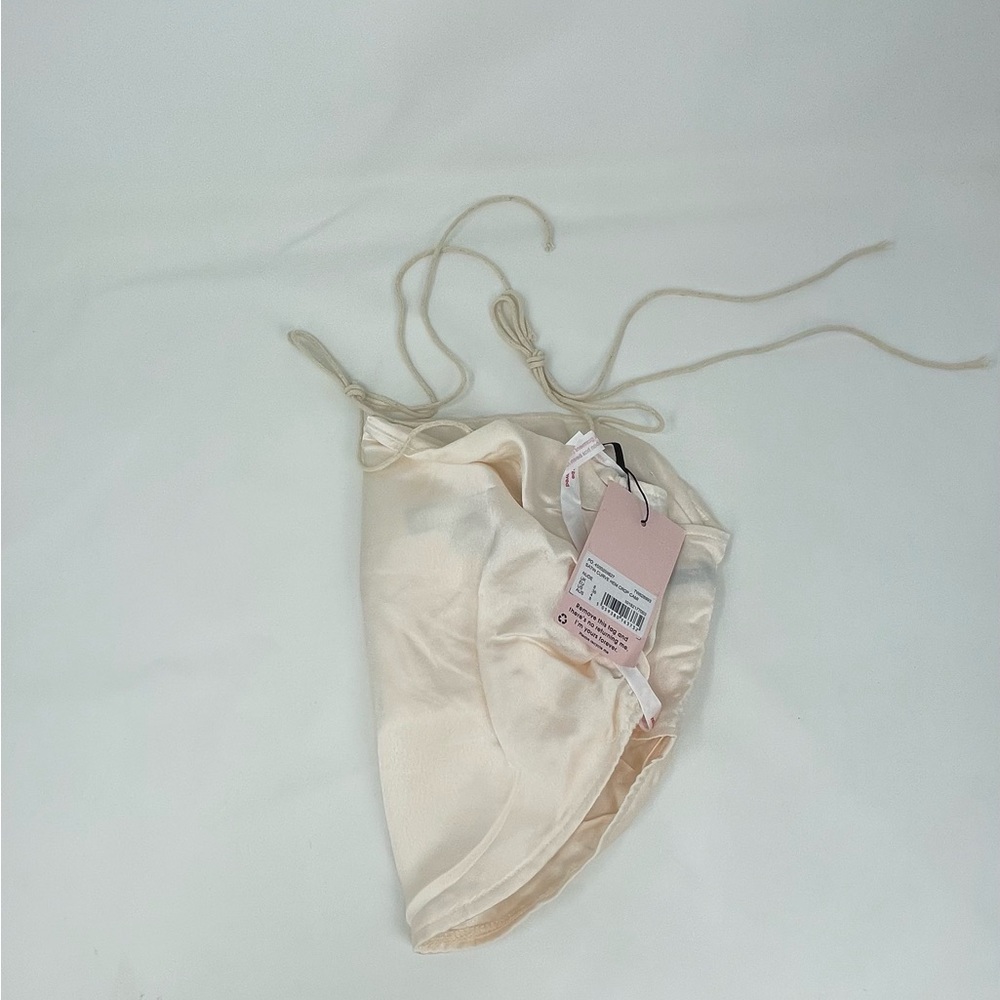 SATIN CURVE HEM CROP CAMI
NUDE - Picture 3 of 3